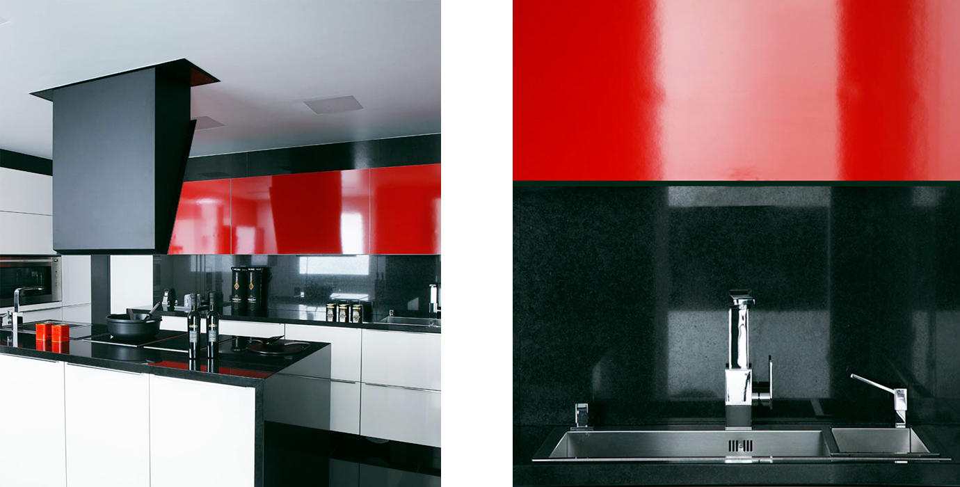 Vista global del contraste de colores de la cocina y detalle del mueble áereo en color rojo